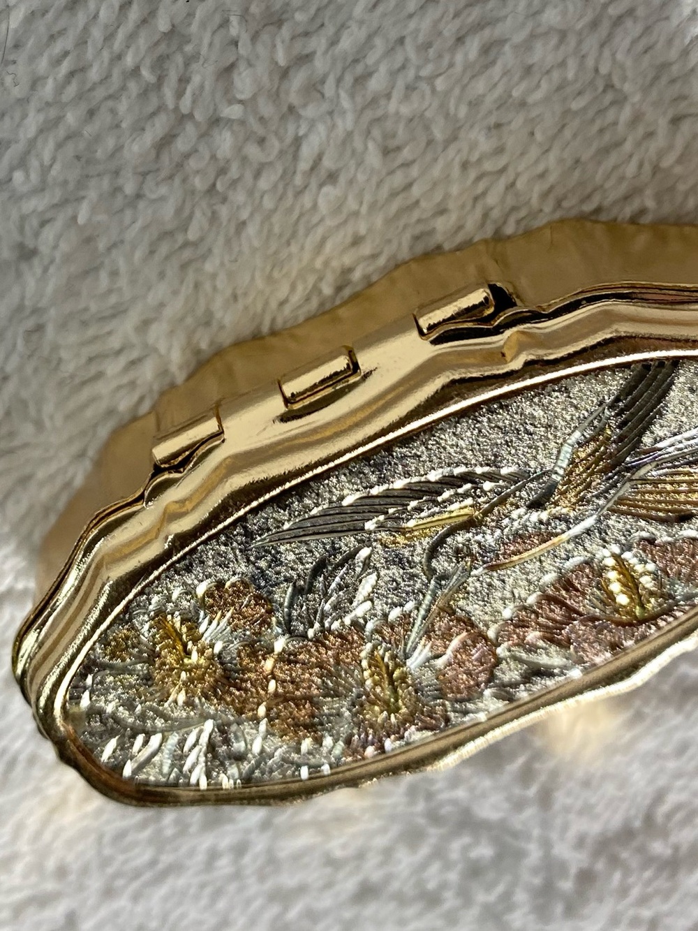 Vintage Gold Tone Hummingbird Floral Compact Sewing Kit Grannycore Art Of Chokin - Picture 6 of 15
